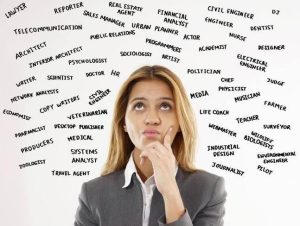 mujer con mano en la cara pensando